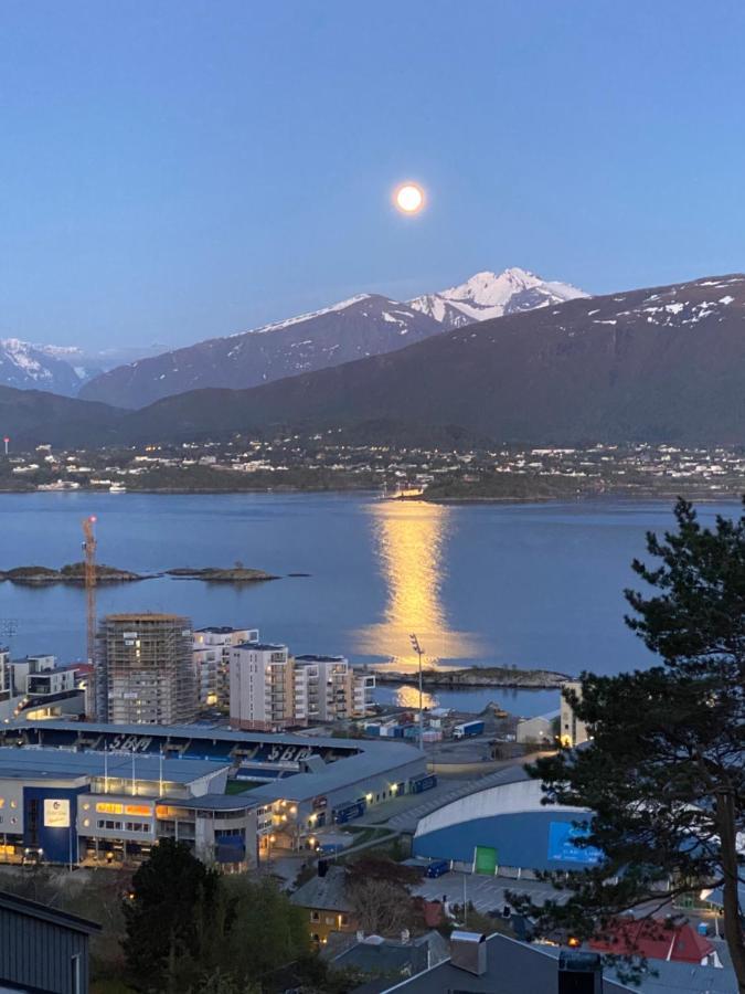 Great Place With View To The Mountains And Fjord Ålesund Eksteriør billede