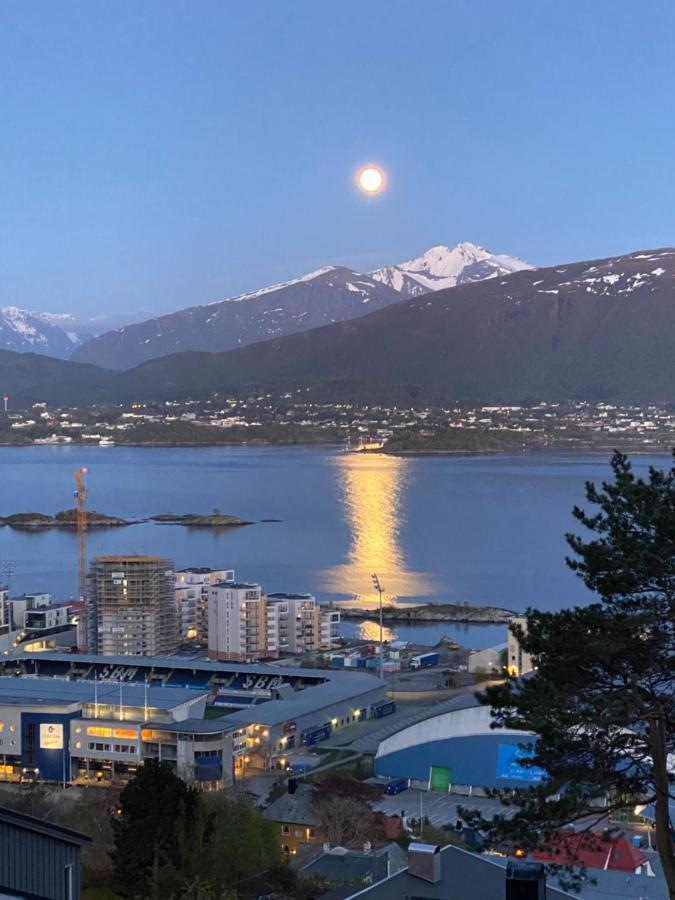 Great Place With View To The Mountains And Fjord Lejlighed Ålesund Eksteriør billede