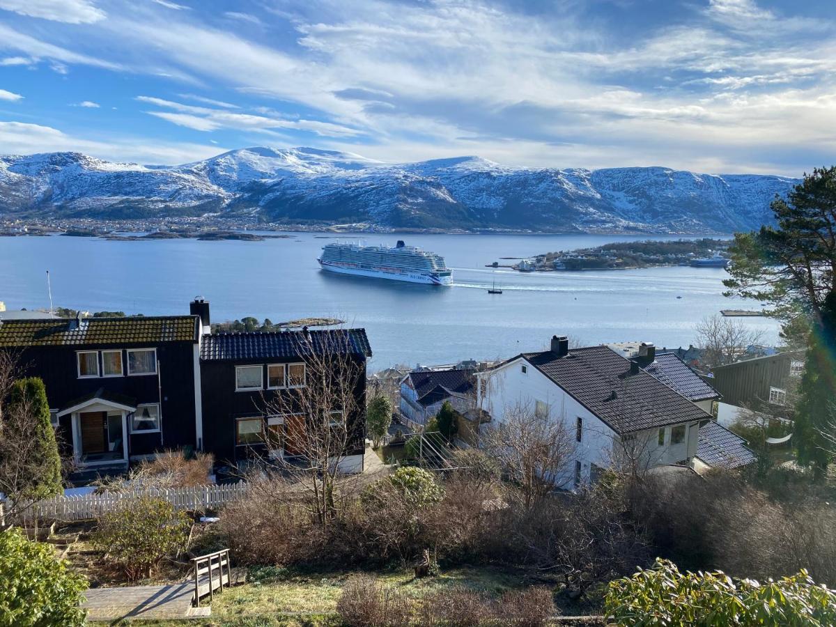 Great Place With View To The Mountains And Fjord Lejlighed Ålesund Eksteriør billede