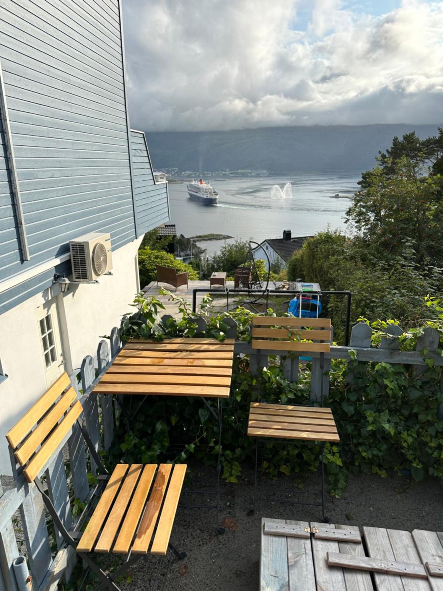 Great Place With View To The Mountains And Fjord Ålesund Eksteriør billede