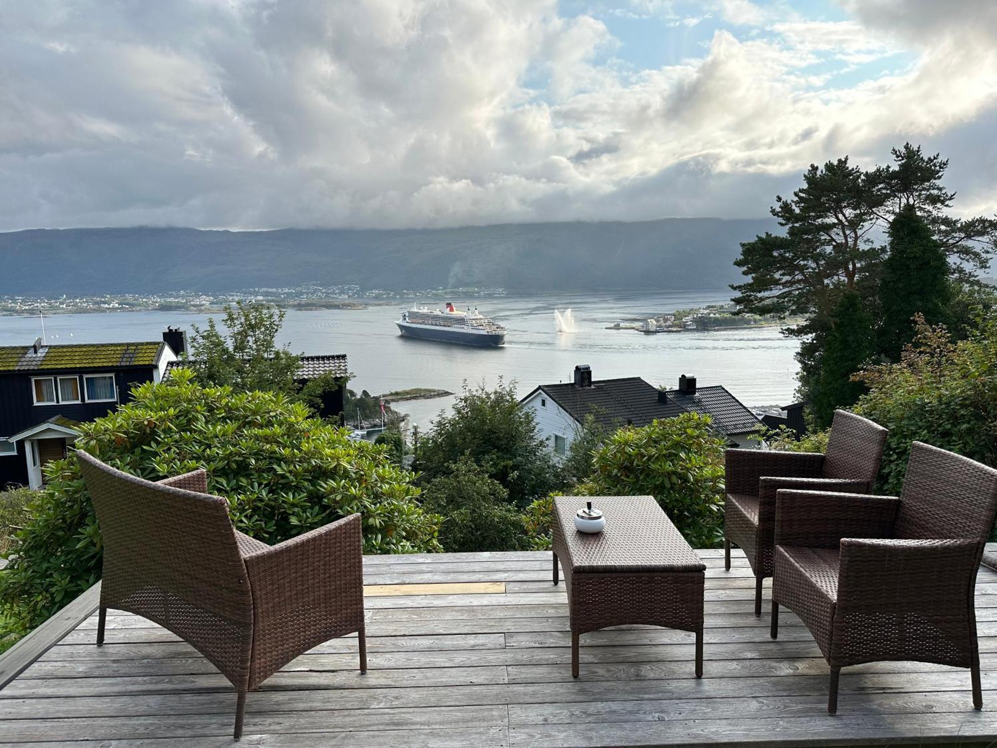 Great Place With View To The Mountains And Fjord Lejlighed Ålesund Eksteriør billede